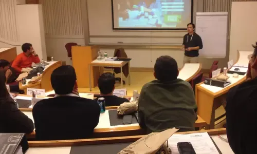 Matt teaching English and IELTS speaking techniques at Adolfo Ibáñez University